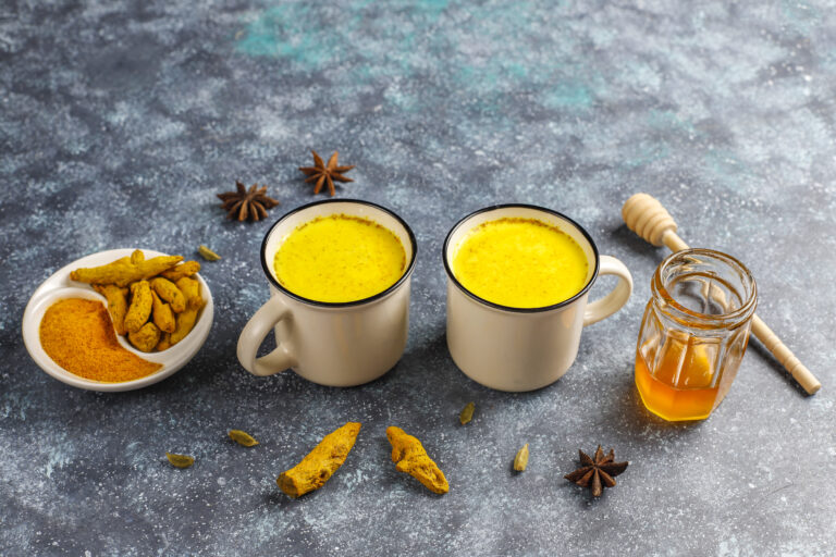 almond milk and turmeric drink